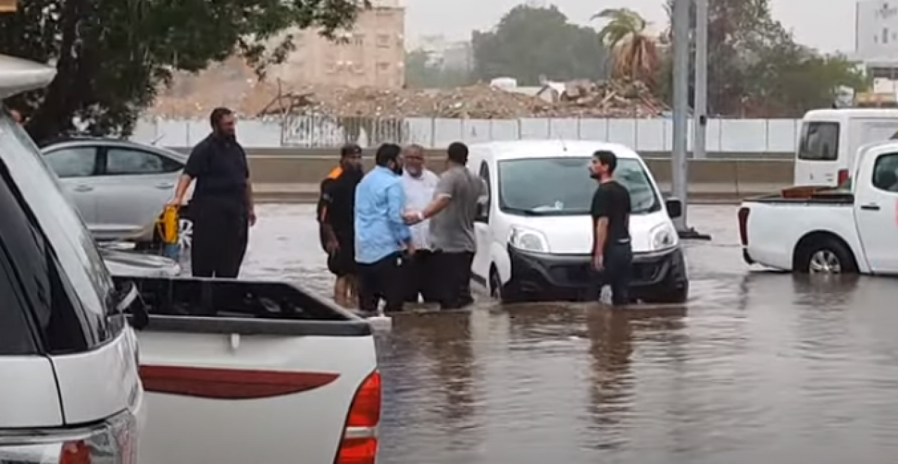 Cronaca Meteo Apocalisse Alluvione In Arabia L Acqua Travolge Tutto Trascina Auto E Persone