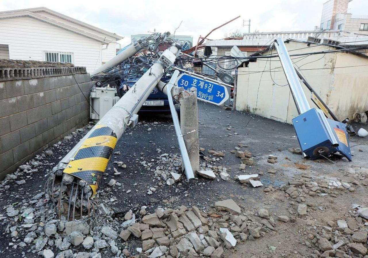 Alcuni dei danni provocati dal tifone Maysak (Fonte immagine: @BIPSS via Twitter)