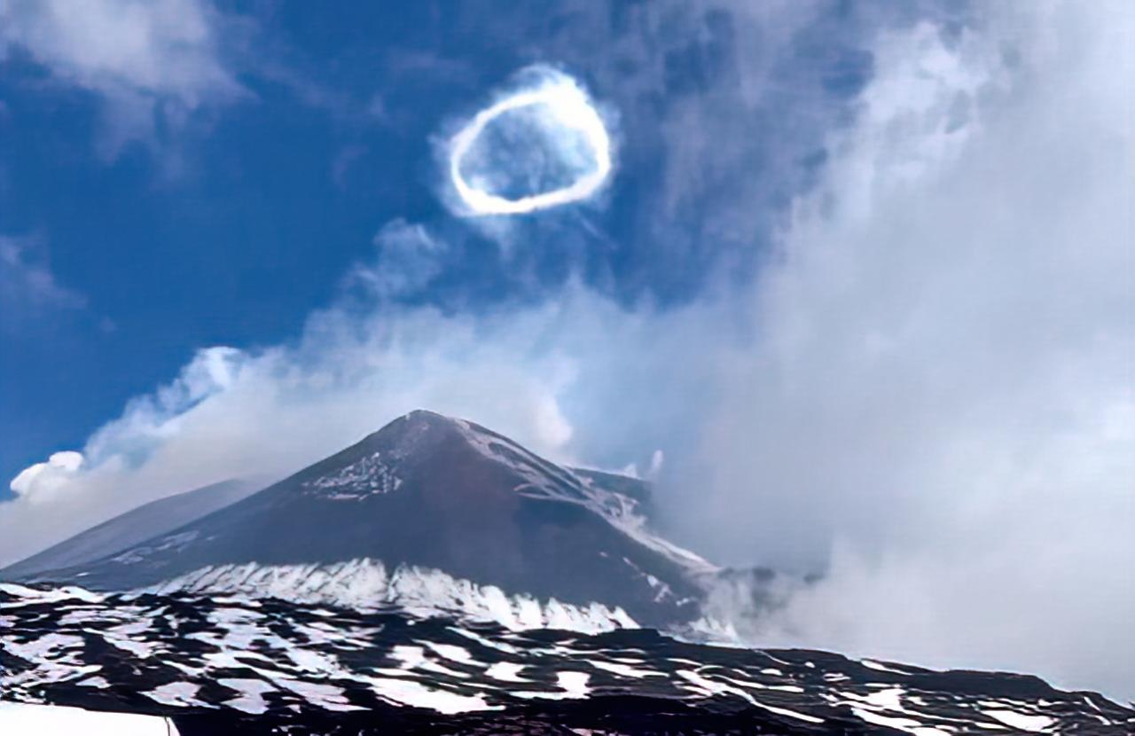 Anello di vapore sopra l'Etna