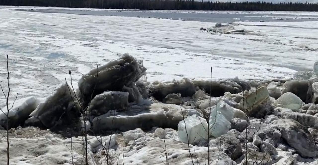 Blocchi di ghiaccio sul fiume Yukon in Alaska