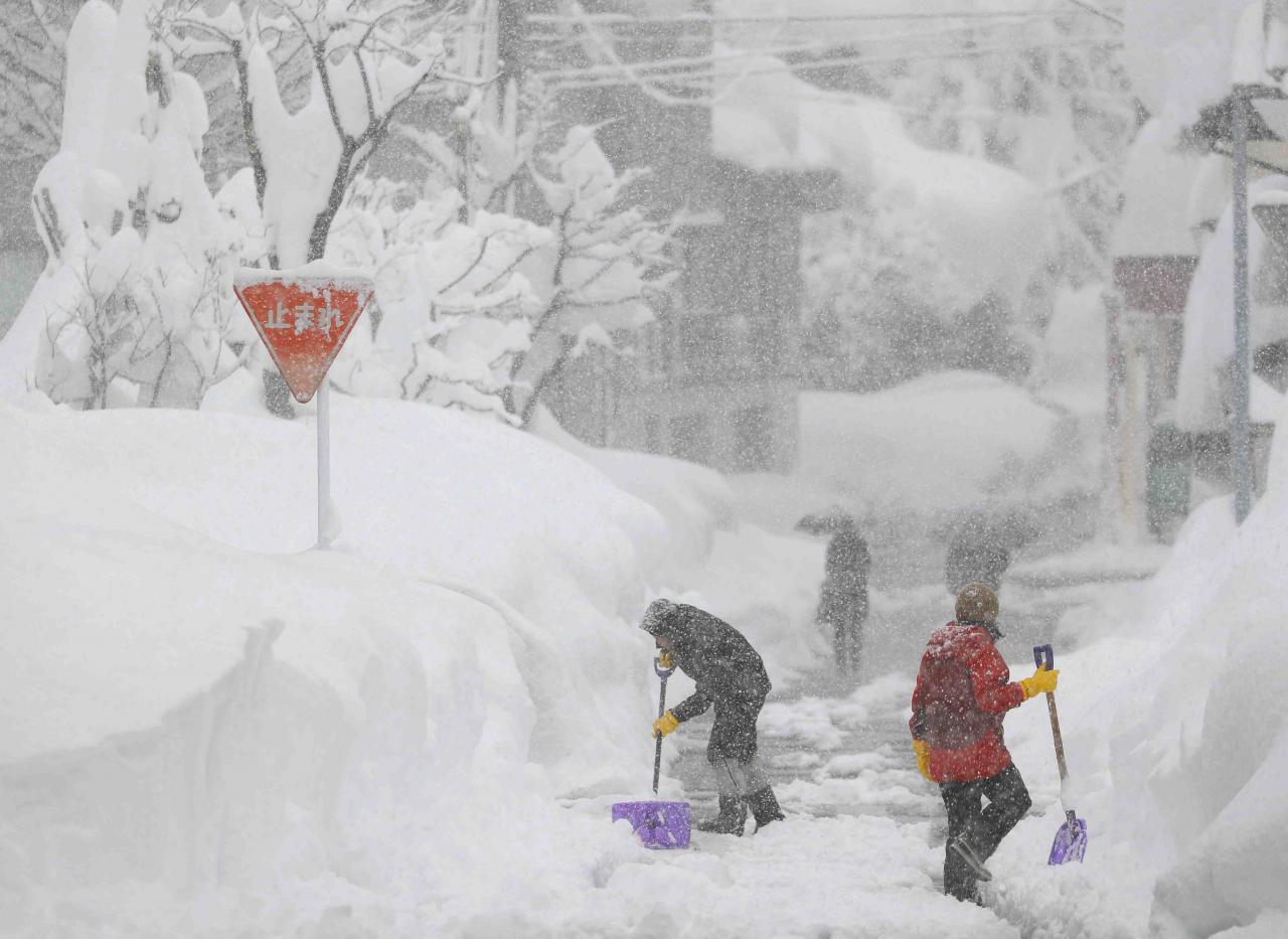 Bufera di neve storica colpisce il Giappone