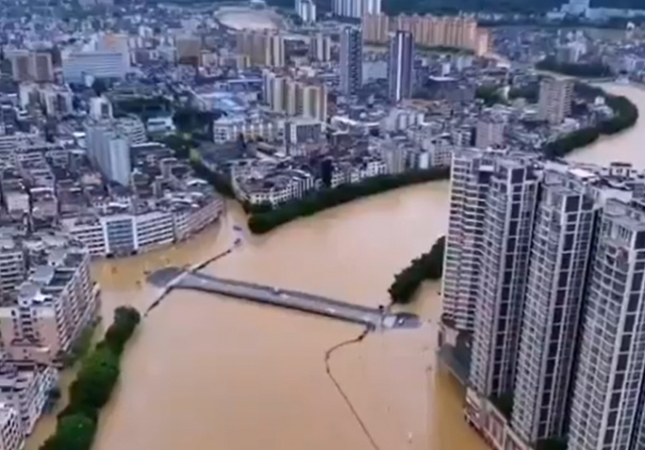 Cronaca meteo. Pesanti alluvioni nel sud della Cina con temporali, grandine e tornado. Ingenti danni e 11 dispersi - Video