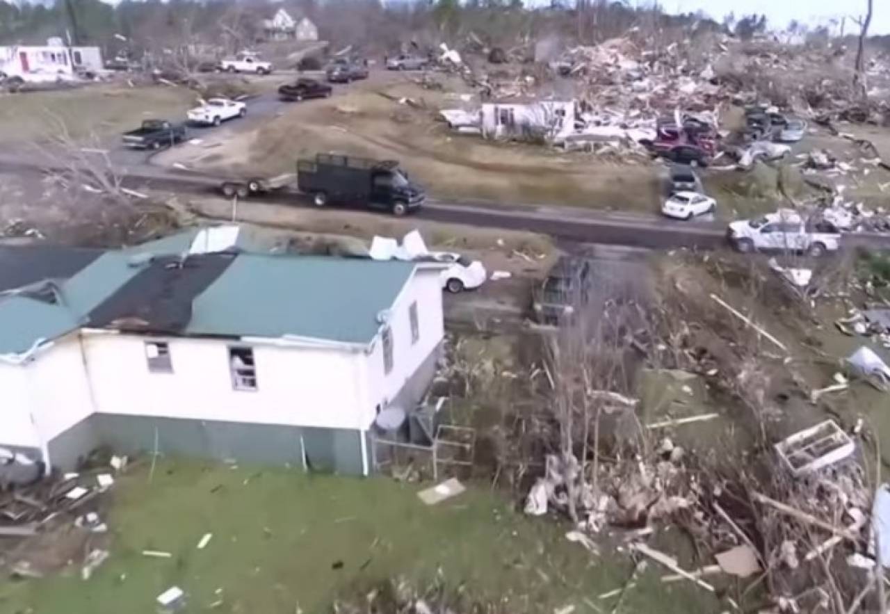Danni dopo il passaggio del tornado in Alabama