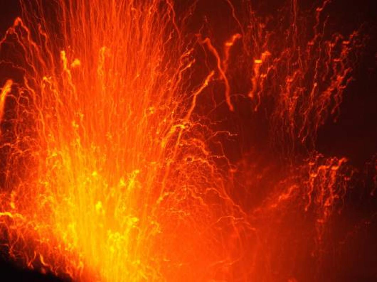 Etna in eruzione, esplosioni e fontane di lava dal cratere di sudest in un'immagine di archivio