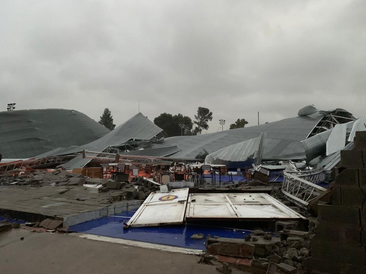 Reporte del clima.  Tragedia en Argentina, una tormenta y vientos de 140 km/hora provocaron el derrumbe del techo de una instalación deportiva.  Al menos 13 víctimas