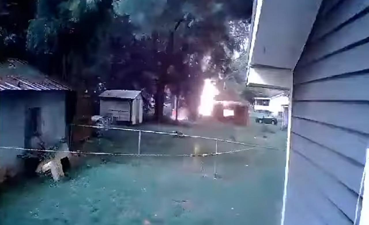 Fulmine colpisce un garage nel Kentucky