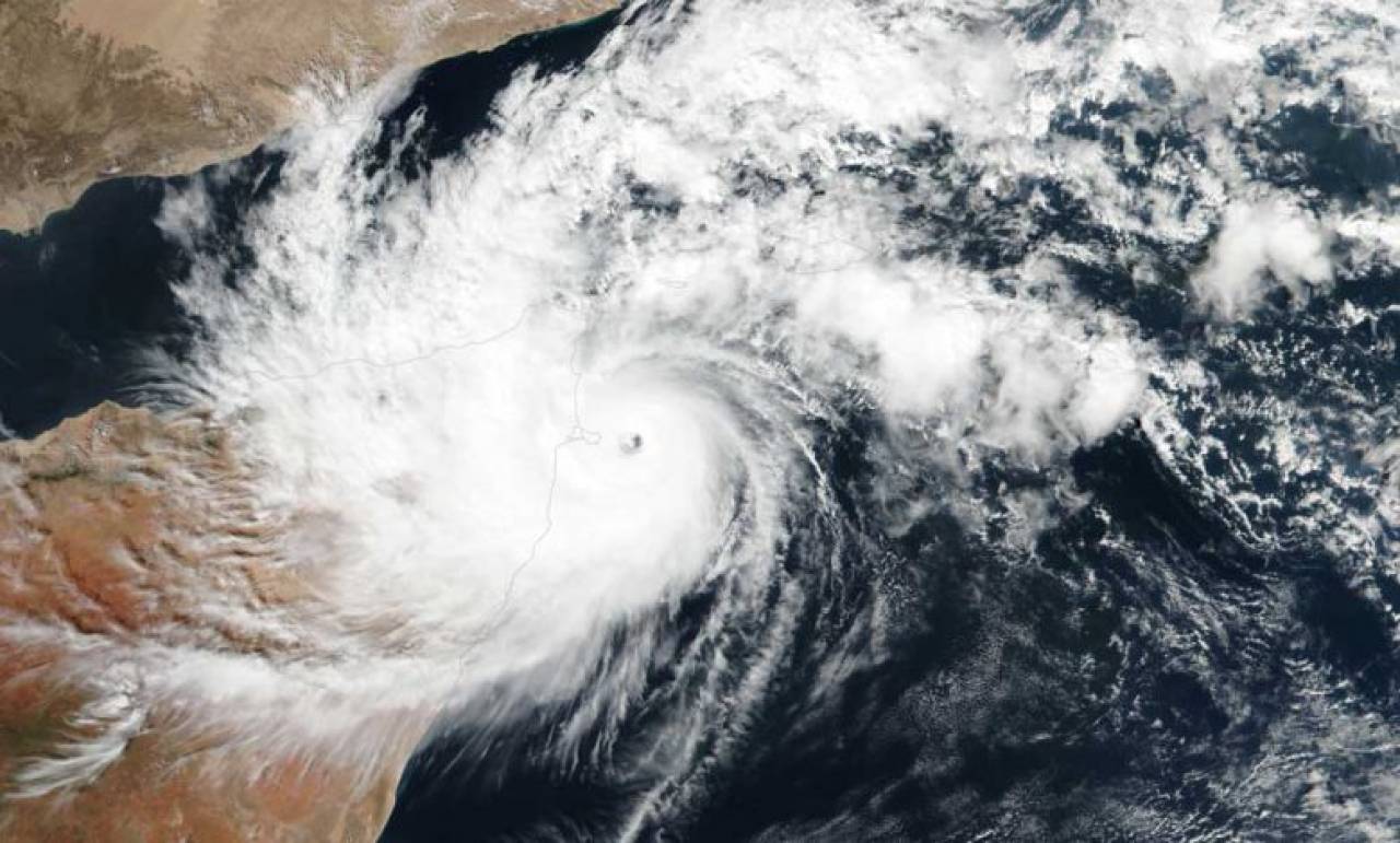 Gati visto dal satellite poco prima del suo landfall in Somalia