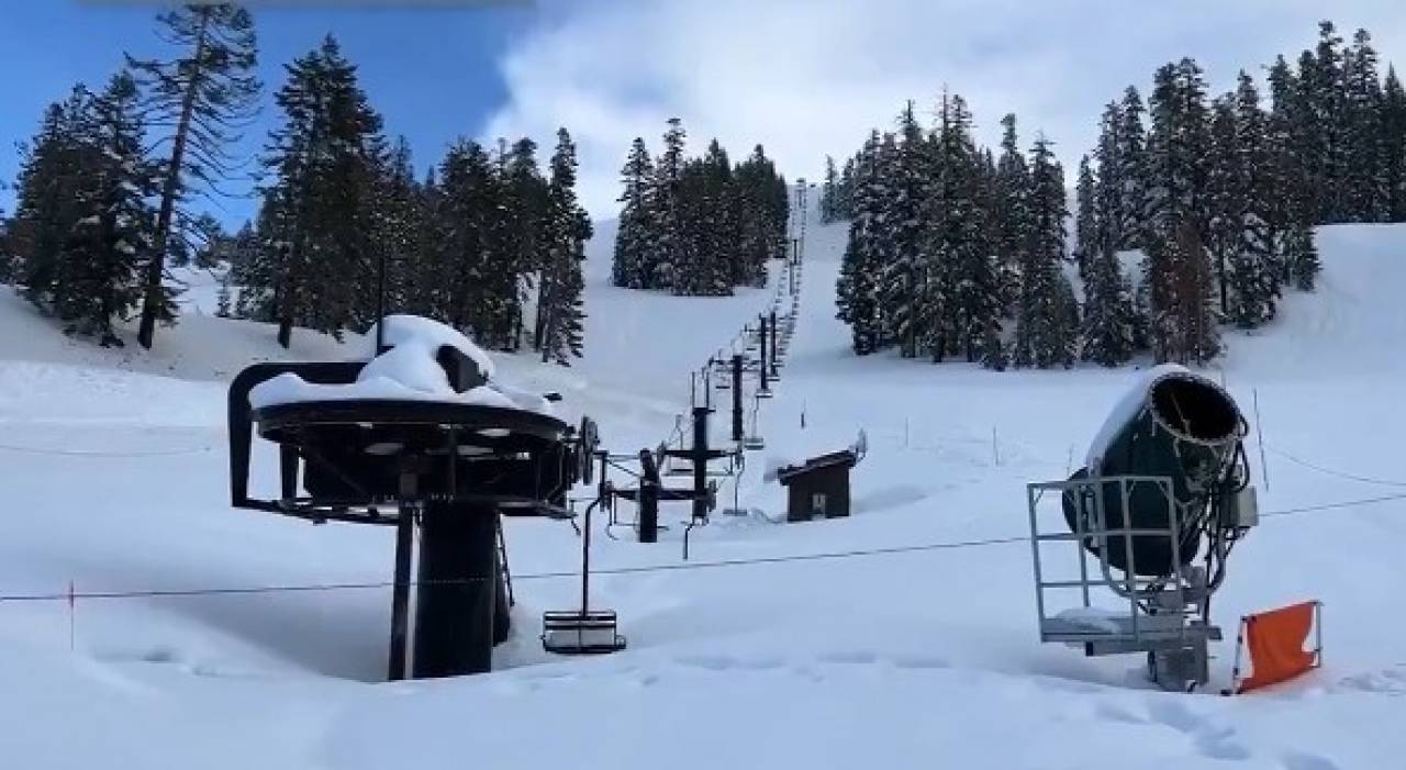 Gli impianti sciistici californiani sono sommersi dalla neve