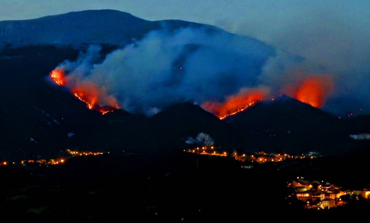 Gli incendi a L'Aquila (Fonte immagine: abruzzolive.it)