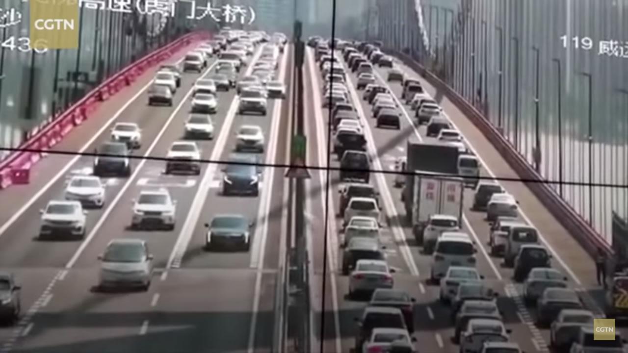 Gli incredibili effetti del vento sul ponte di Humen in Cina