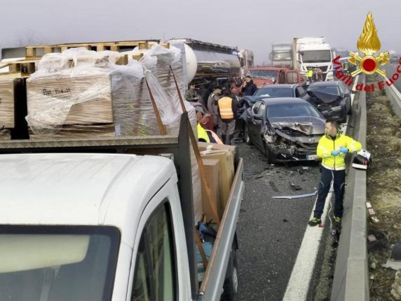 Cronaca, autostrada A1: incidenti a catena per nebbia, traffico in tilt, feriti e tratto chiuso tra Parma e Piacenza - VIDEO