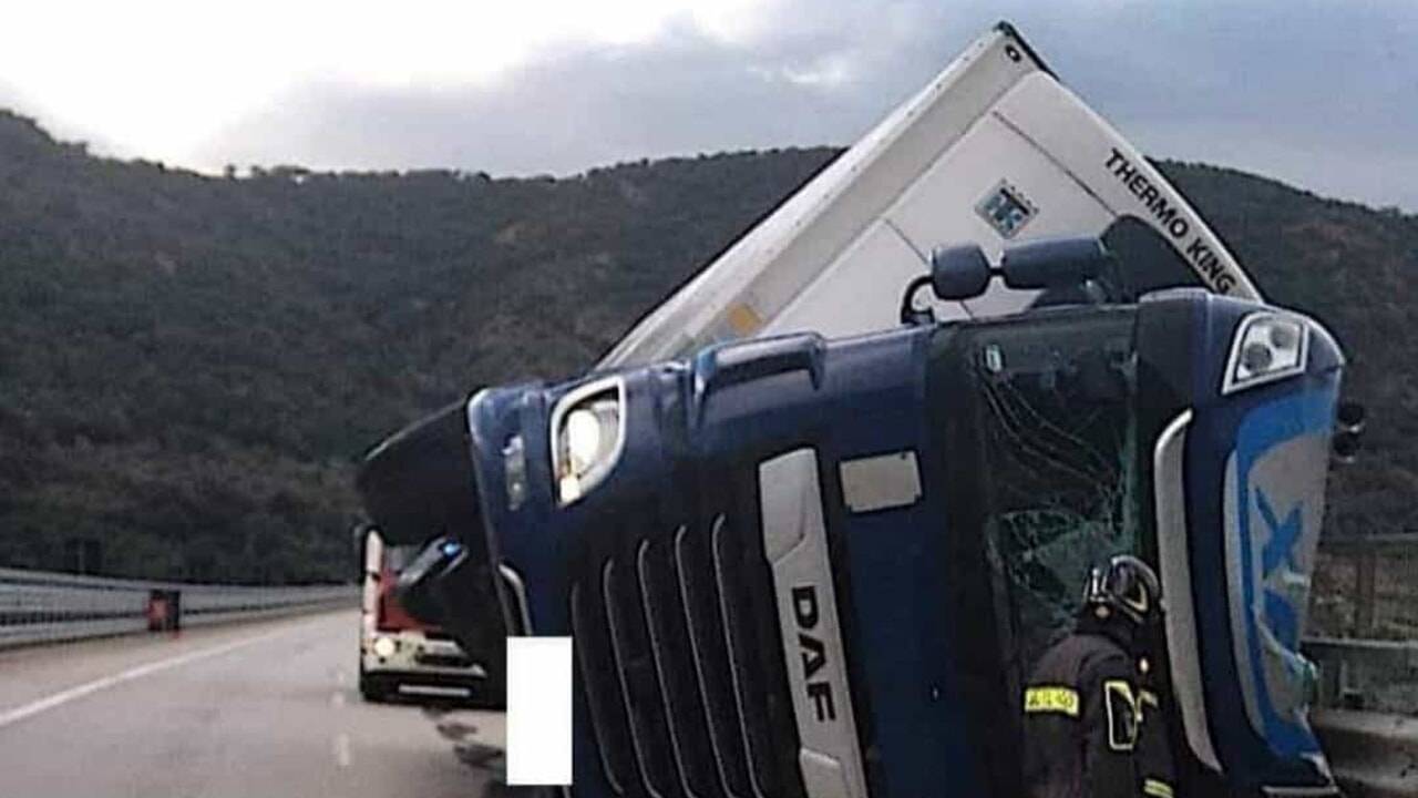 Il camion rovesciatosi sulla A20 (Fonte immagine: Messina Today)