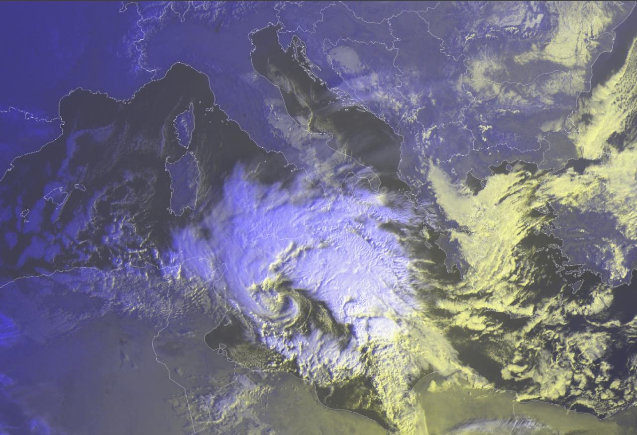 Il centro del ciclone mediterraneo visto dal satellite