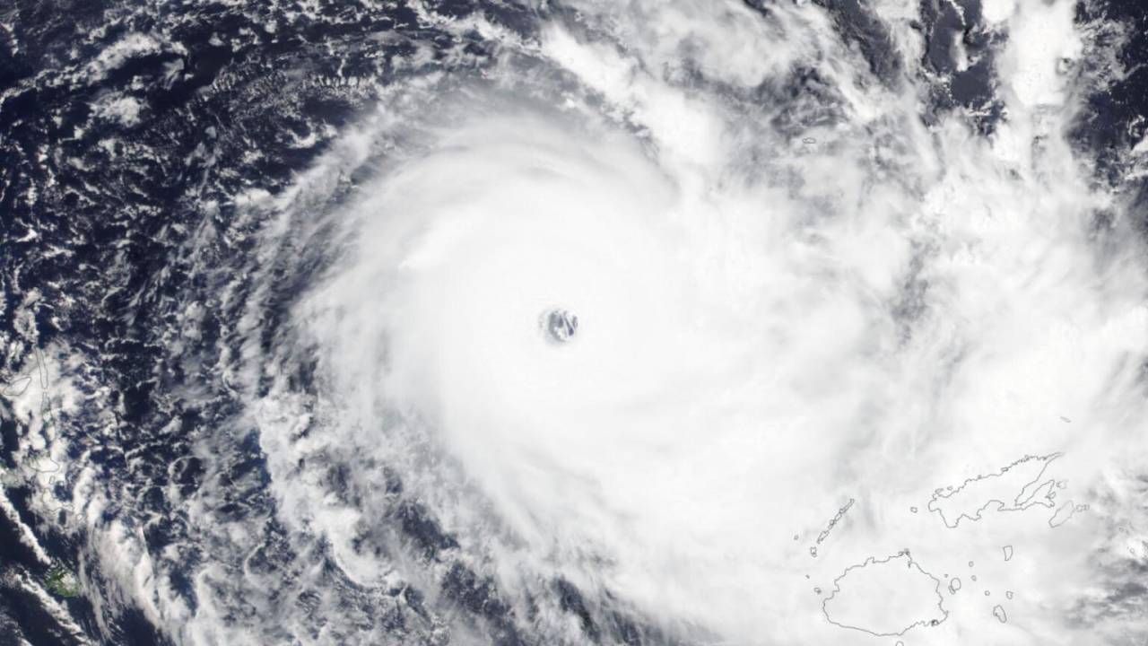 Il ciclole Yasa poco prima dell'impatto sulle Isole Fiji