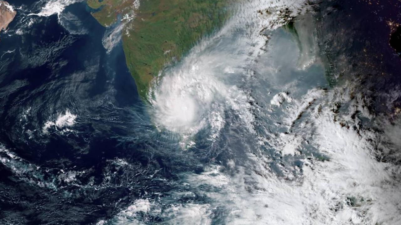 Il ciclone Nivar visto dal satellite
