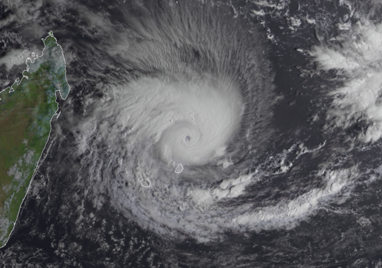 Il ciclone tropicale Batsirai visto dal satellite