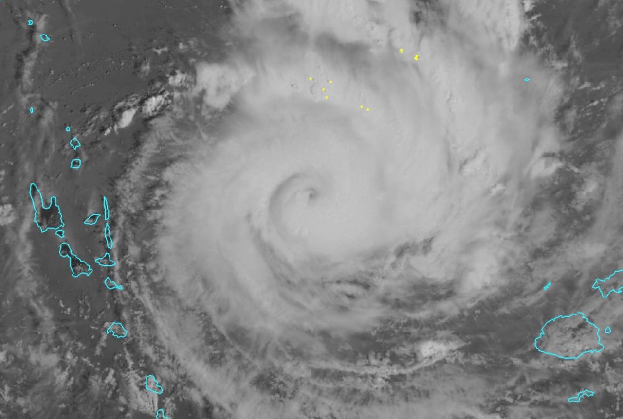 Il ciclone tropicale Yasa visto dal satellite. In basso a destra le Isole Fiji