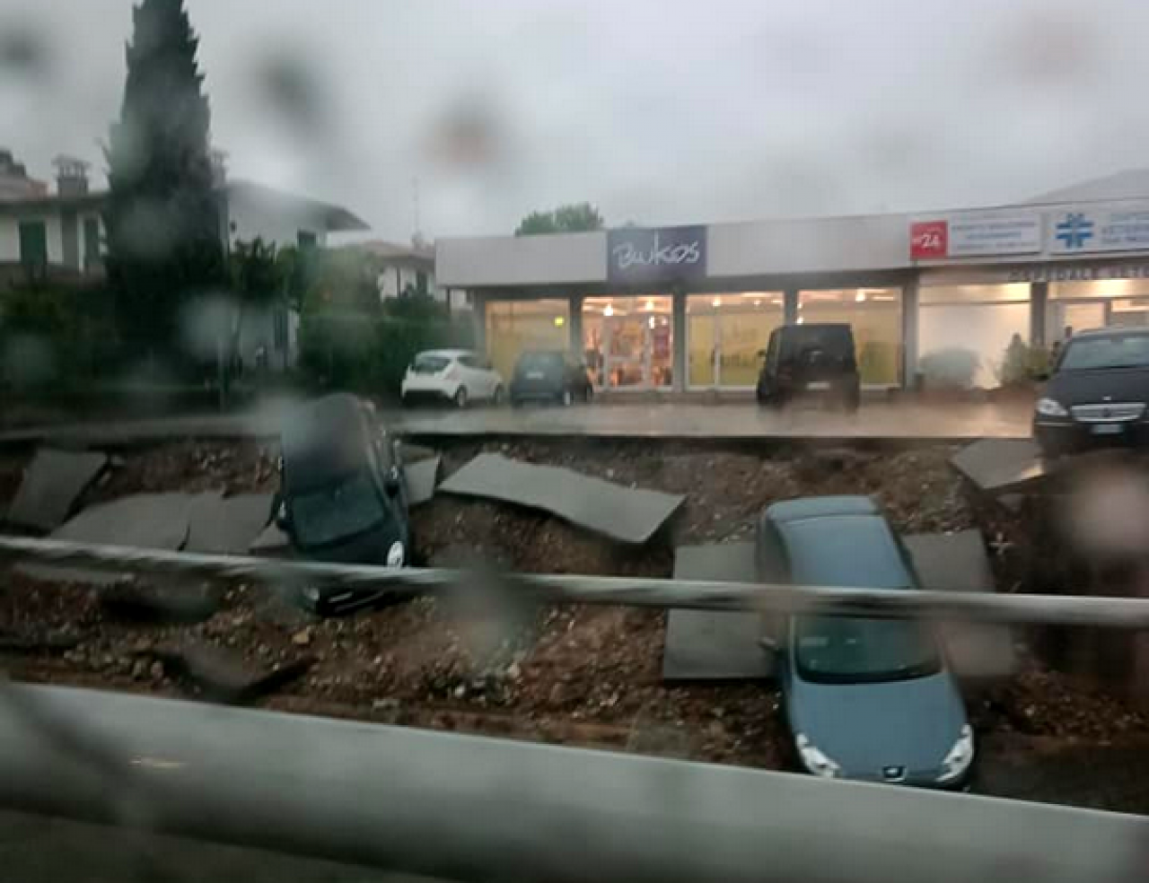 Il crollo dell'argine con annesso parcheggio nel bresciano. Fonte Bresciatoday