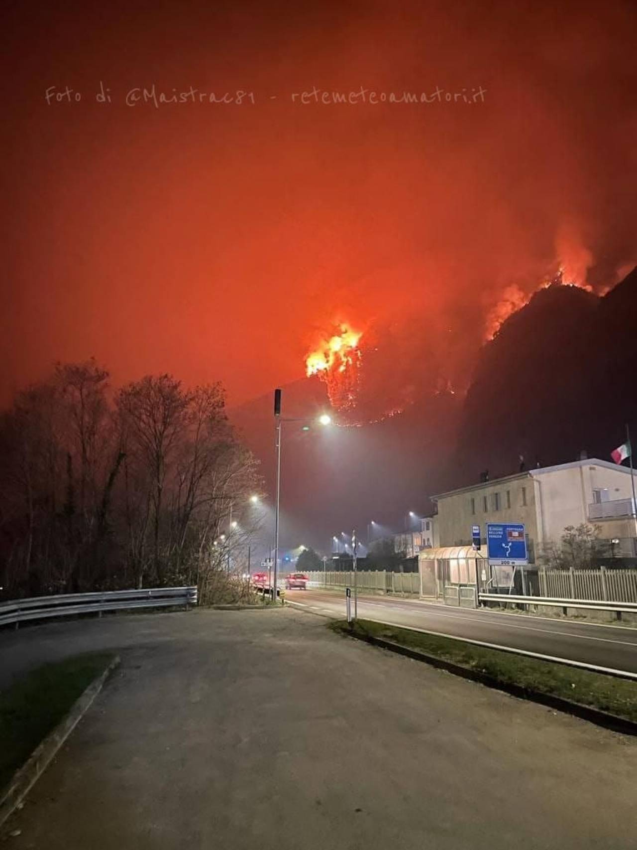 Katastrofal skogsbrand ovanför Langeron.  Foto av Maistrac81 av Amateur Weather Network