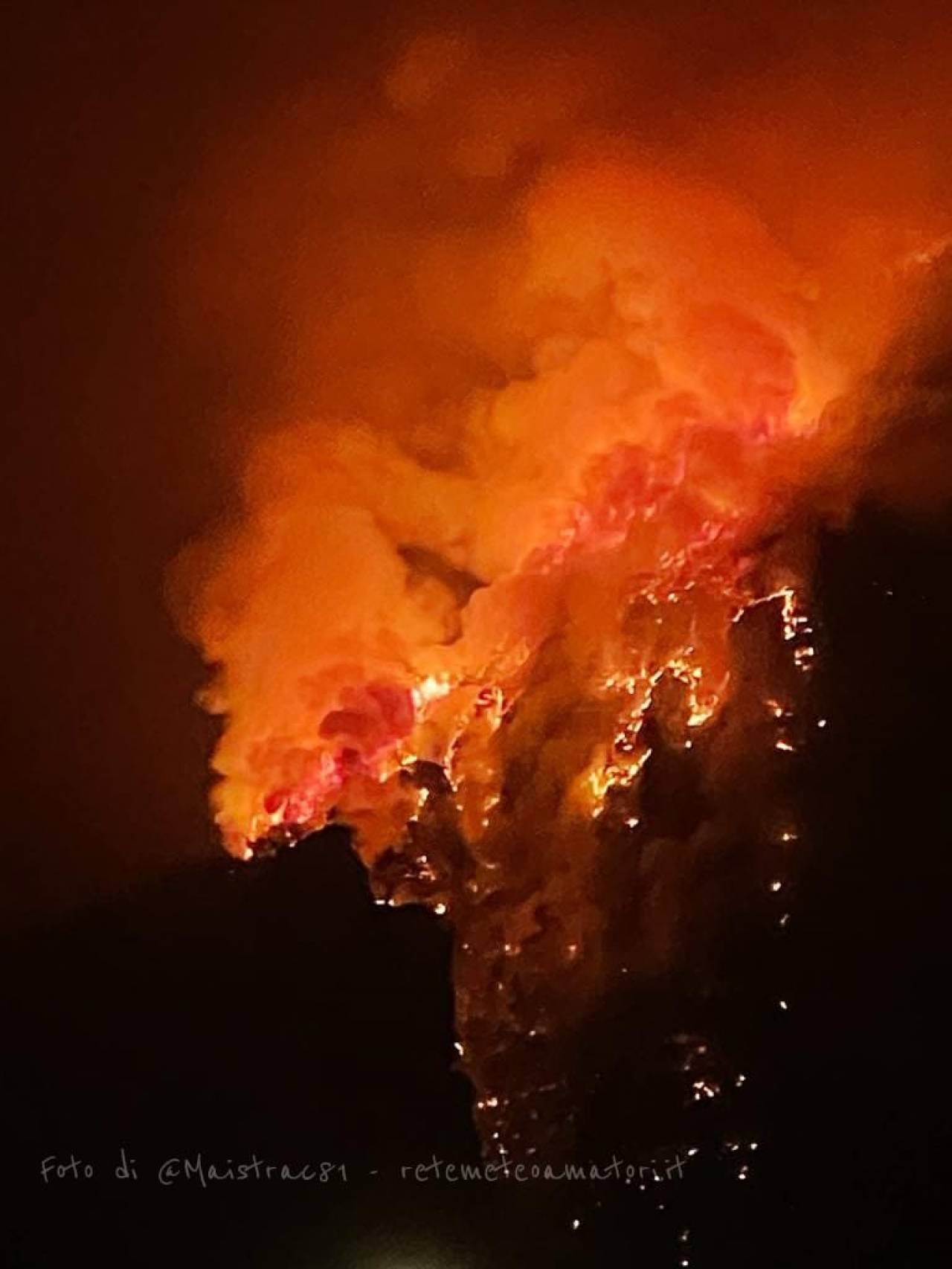  Katastrofal skogsbrand ovanför Langeron.  Foto av Maistrac81 av Amateur Weather Network