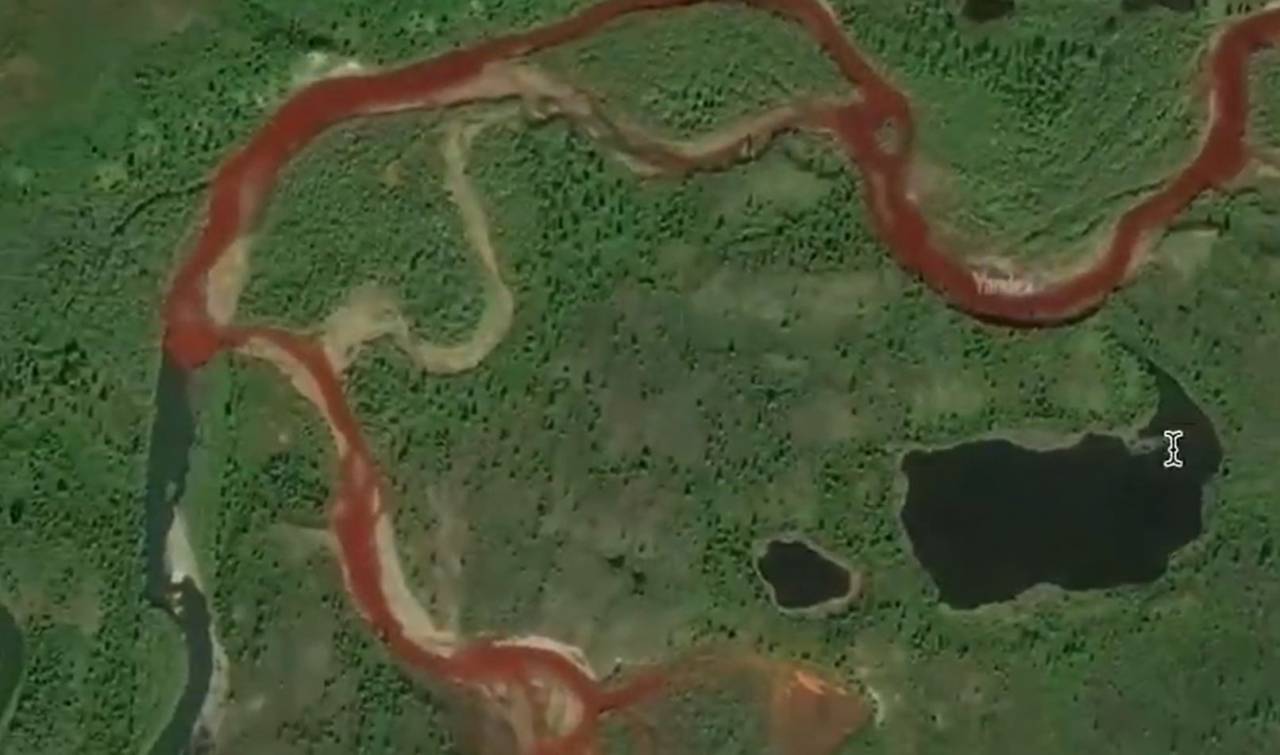 Il fiume è diventato rosso in Siberia a seguito del riversamento di 20 mila tonnellate di gasolio!