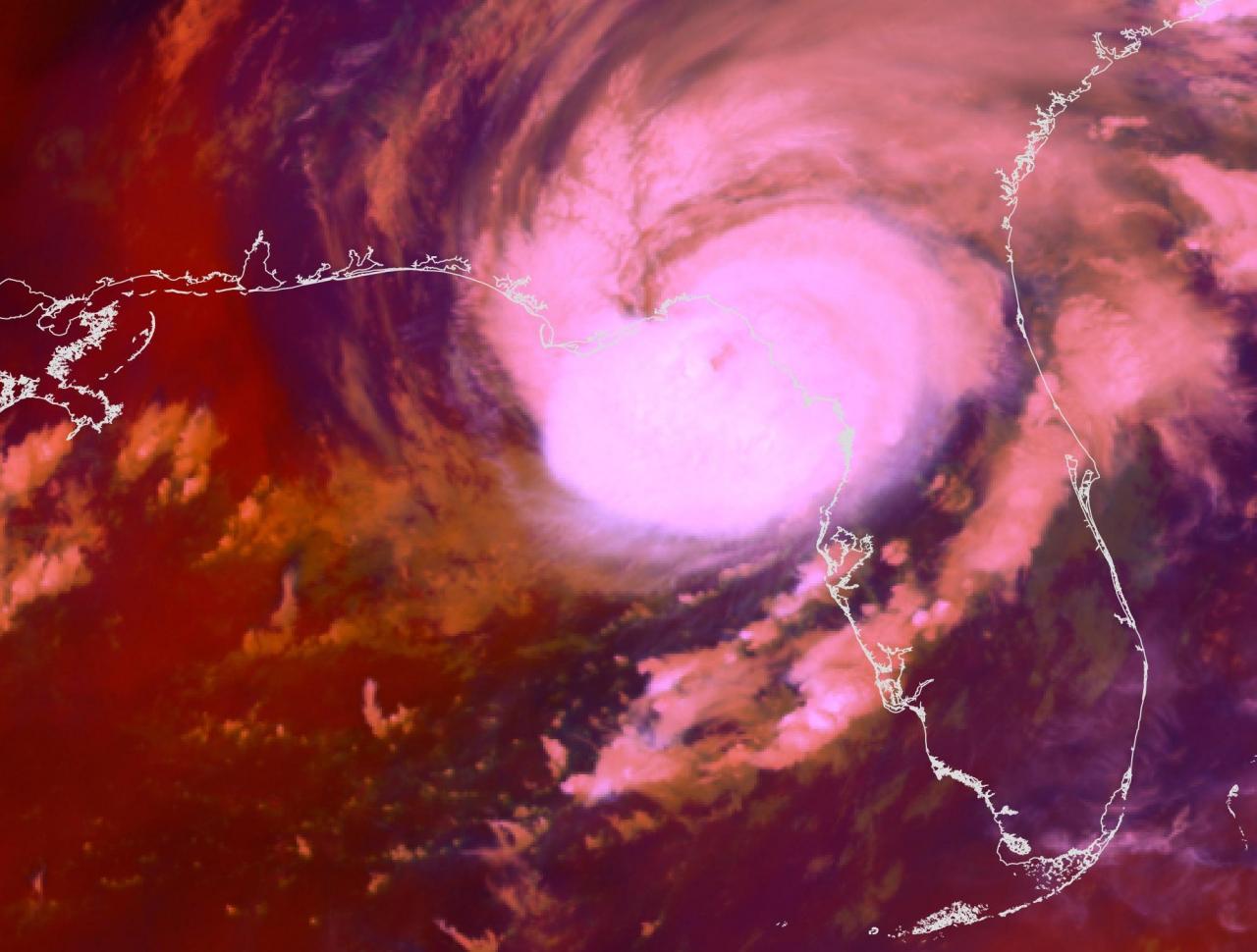Il landfall dell'uragano Idalia in Florida (Fonte: NOAA's GOES-16 weather sat)