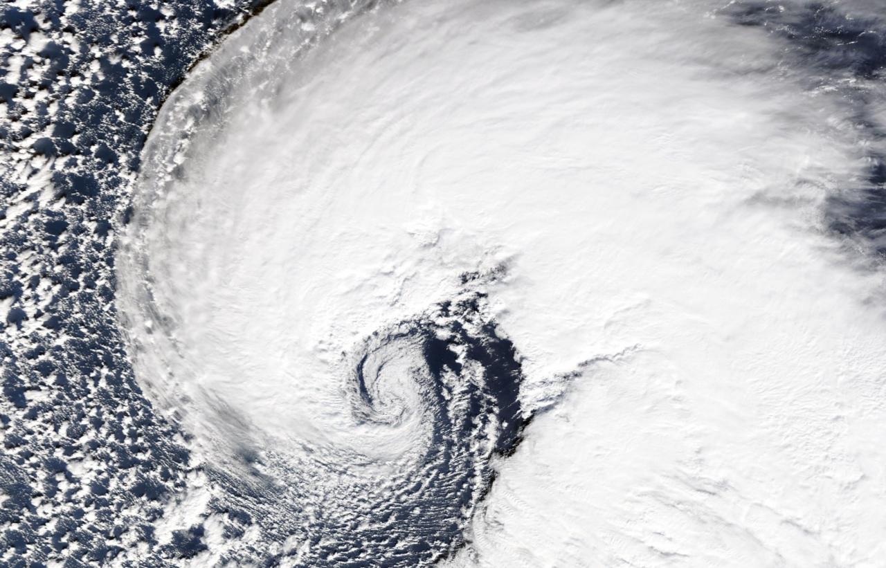 Il profondo ciclone sul Pacifico visto dal satellite (Fonte immagine: Colin McCarthy via Twitter)