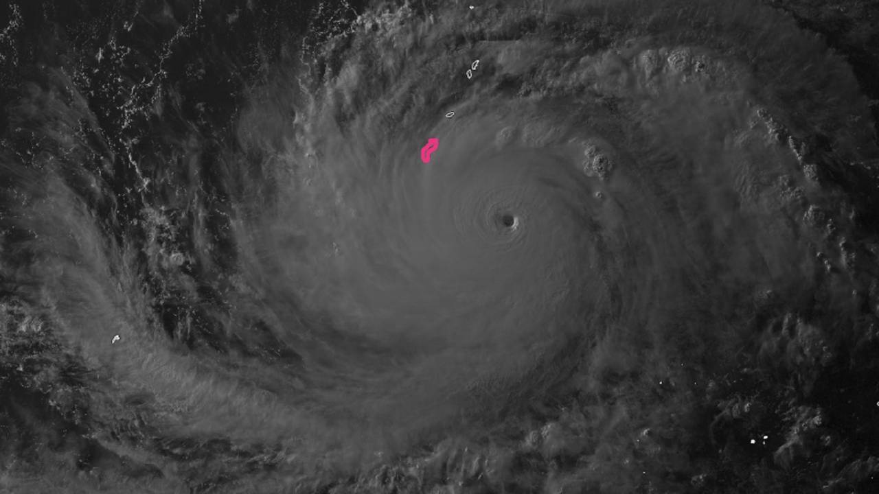 Il super tifone Maware visto dal satellite e l'isola di Guam