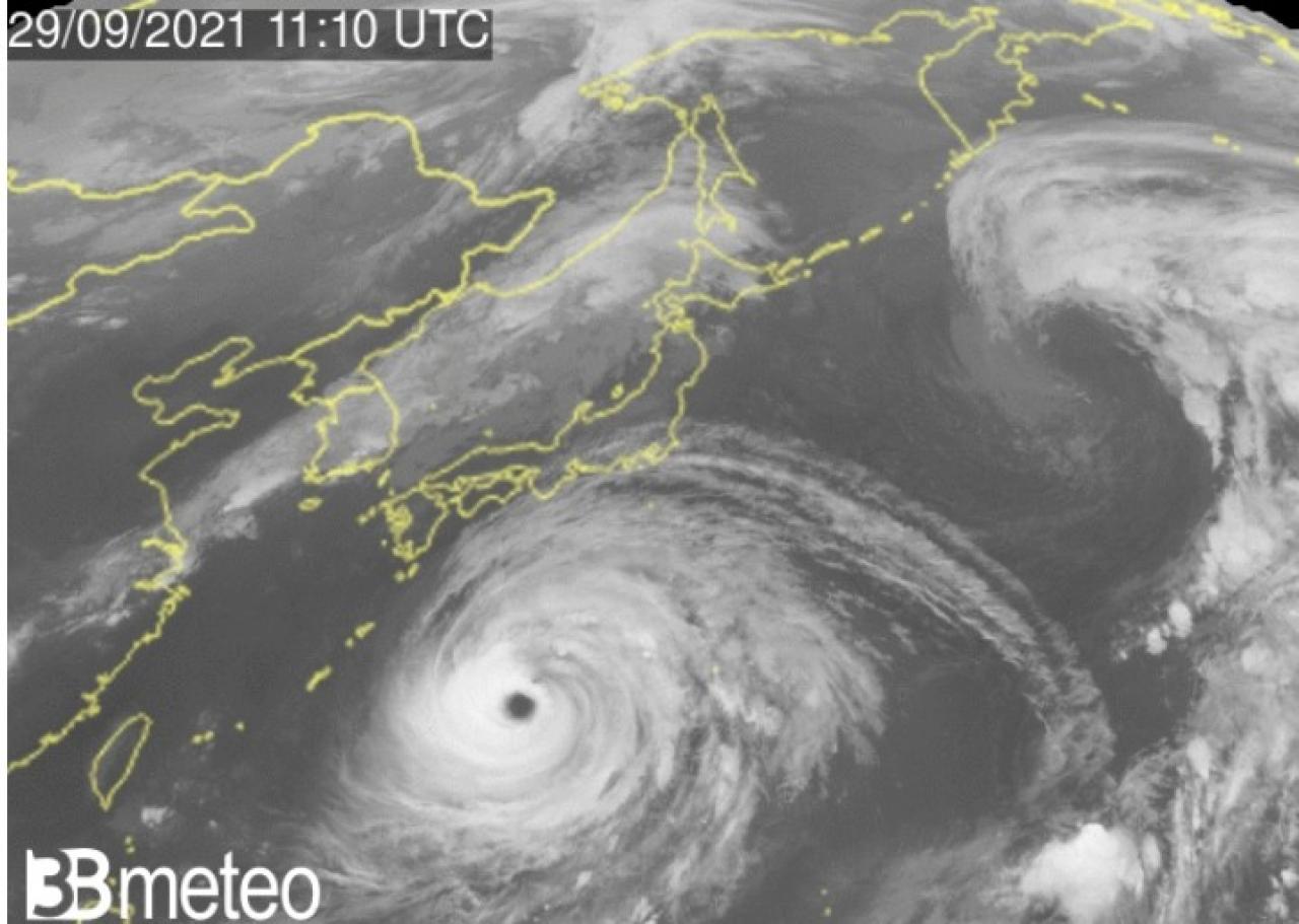 Il super tifone Mindulle visto dal satellite