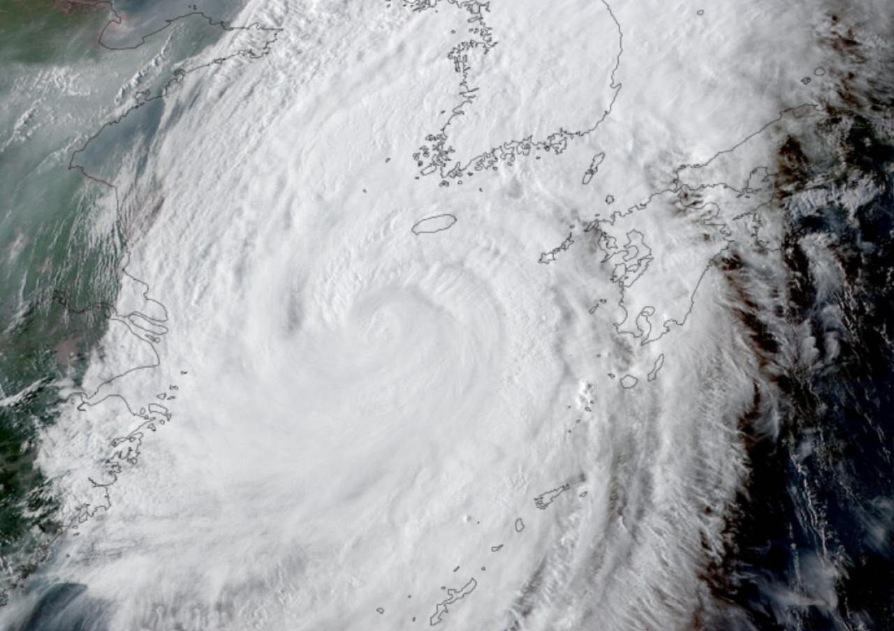 Il tifone Hinnamnor visto dal satellite