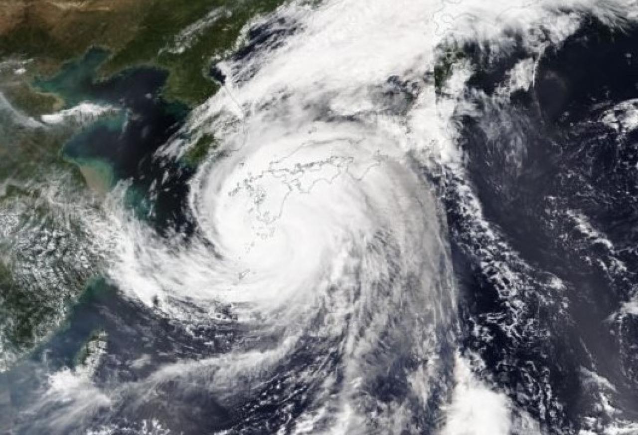 Il tifone Namnadol al momento del landfall in Giappone