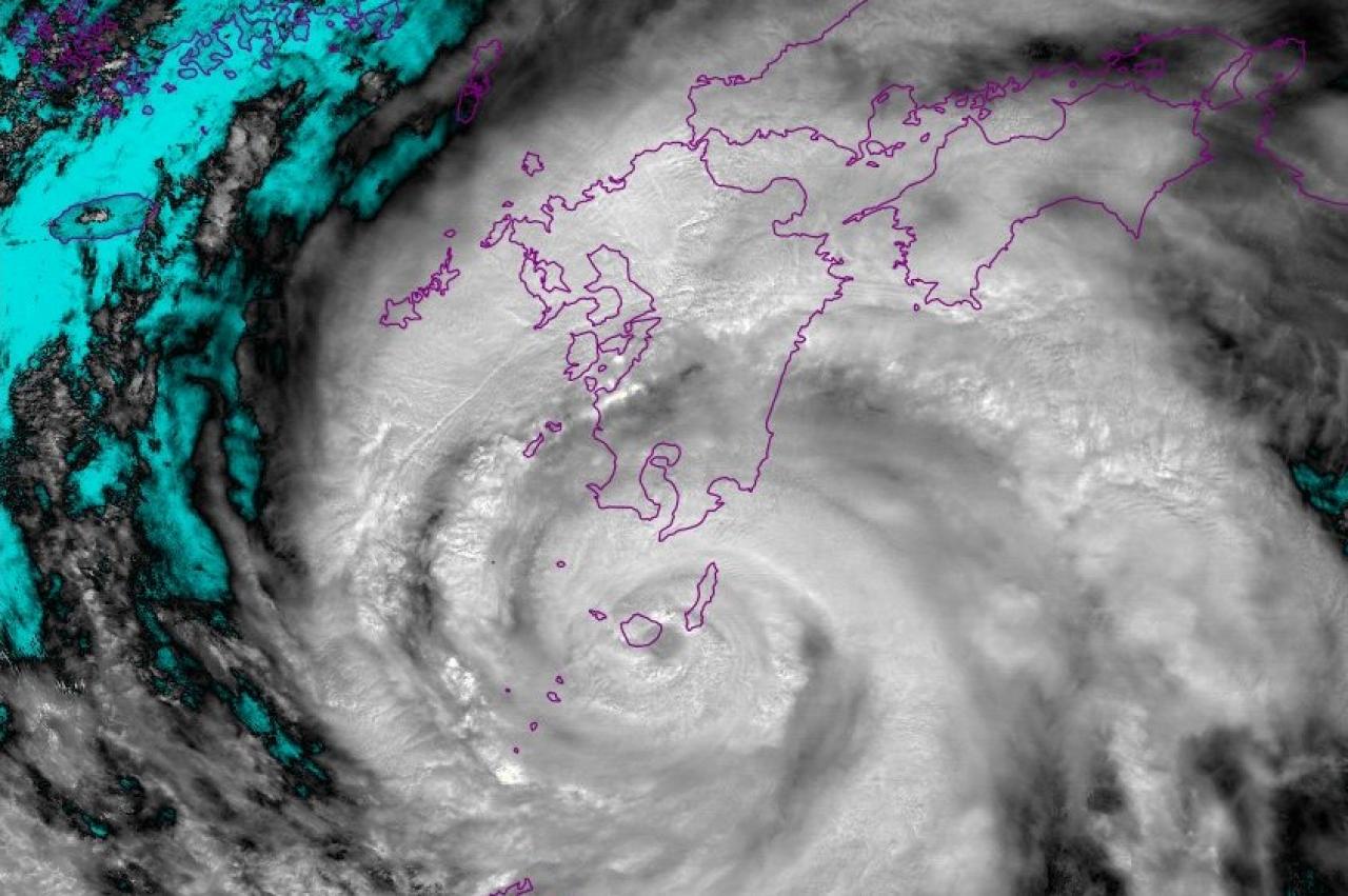 Il tifone Namnadol prima dell'impatto sulla costa del Giappone