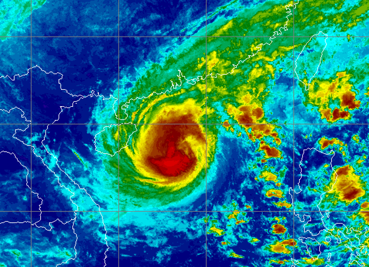 Il tifone Nesat martedì nel suo avvicinamento all'isola di Hainan