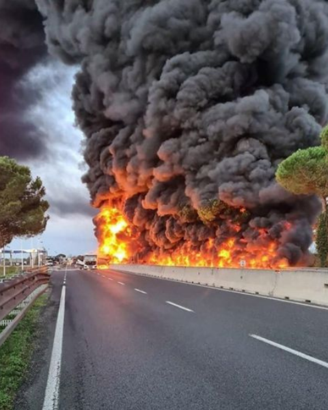 Incidente sulla Firenze Pisa Livorno, esplode una cisterna di gasolio, molti disagi