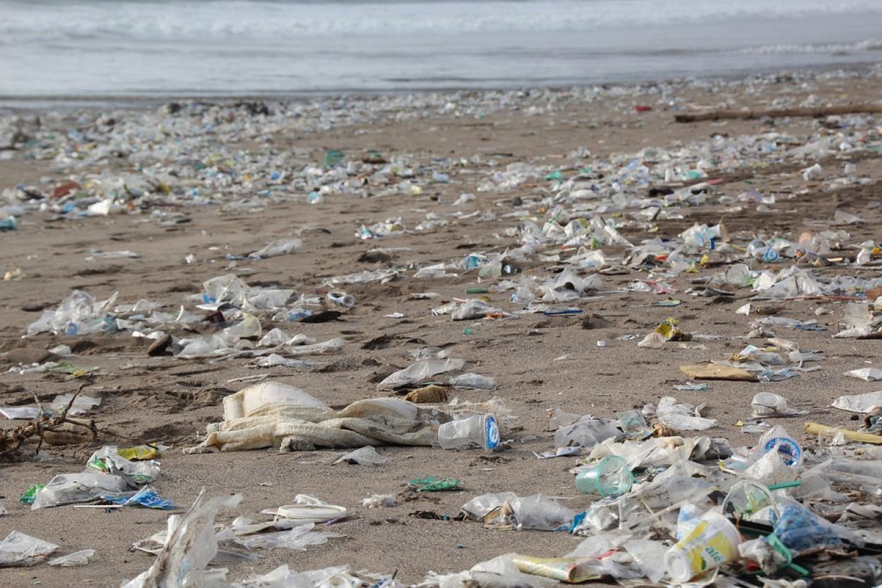 Invasione di plastica sulle spiagge. Immagini di repertorio