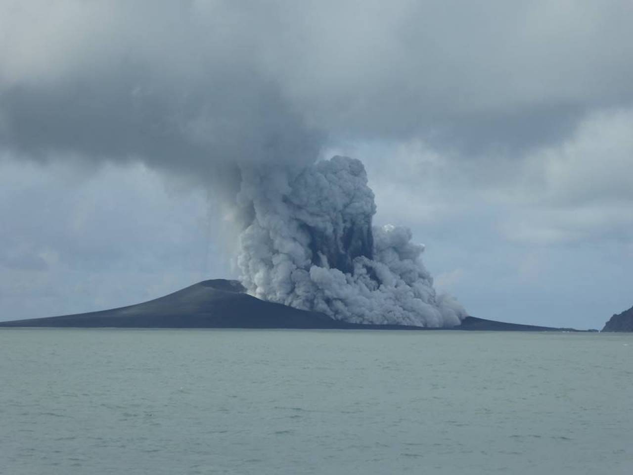 L'eruzione del vulcano Hunga Tonga fa tremare il Pacifico e causa degli tsunami