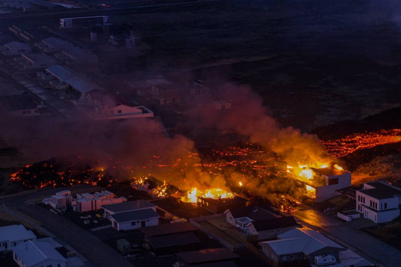 L'eruzione vulcanica a Grindavik (Fonte immagine: @ragnaraxelsson1 via X)