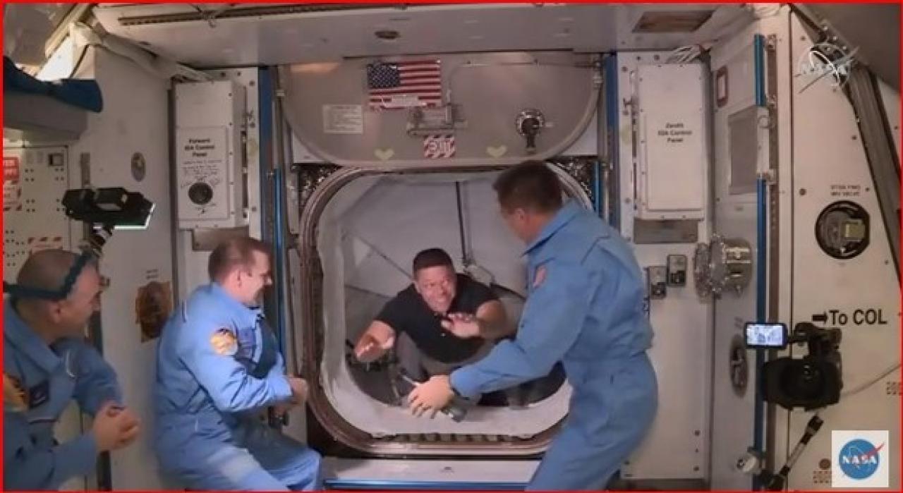 L'ingresso degli astronauti all'interno della ISS