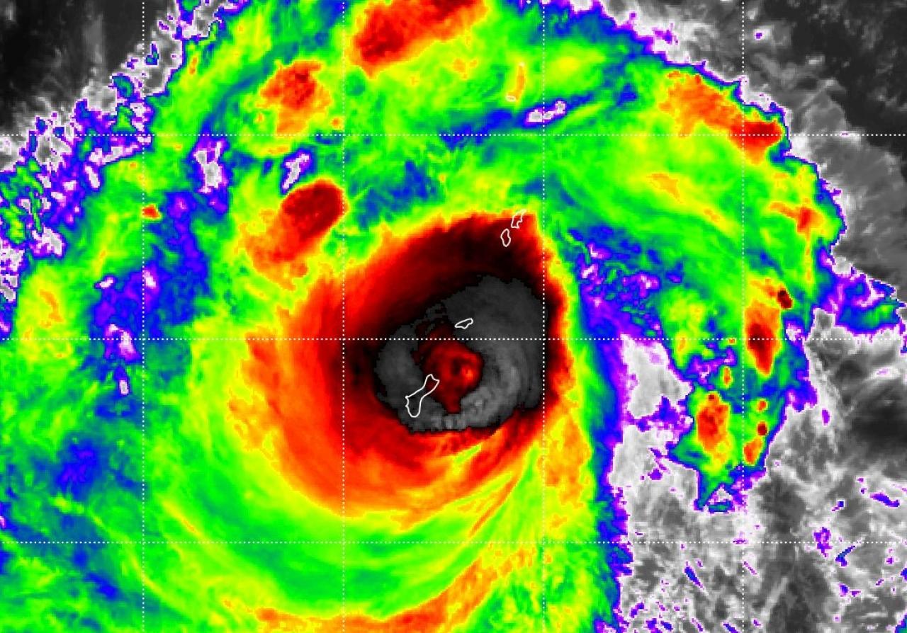 L'occhio del super tifone Mawar sulle coste settentrionali di Guam