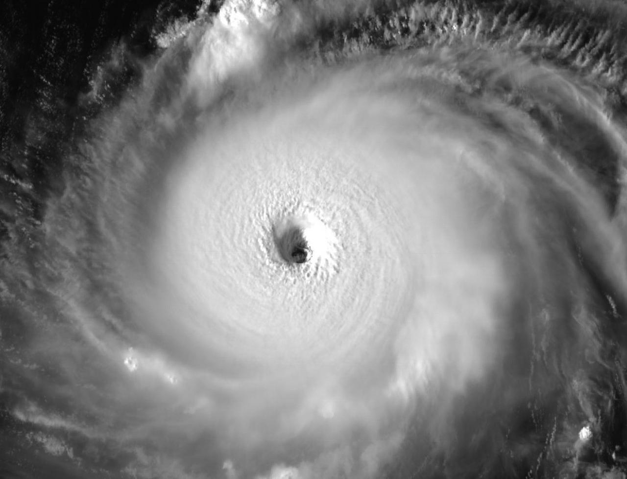 L'occhio del tifone Hinnamnor visto dal satellite