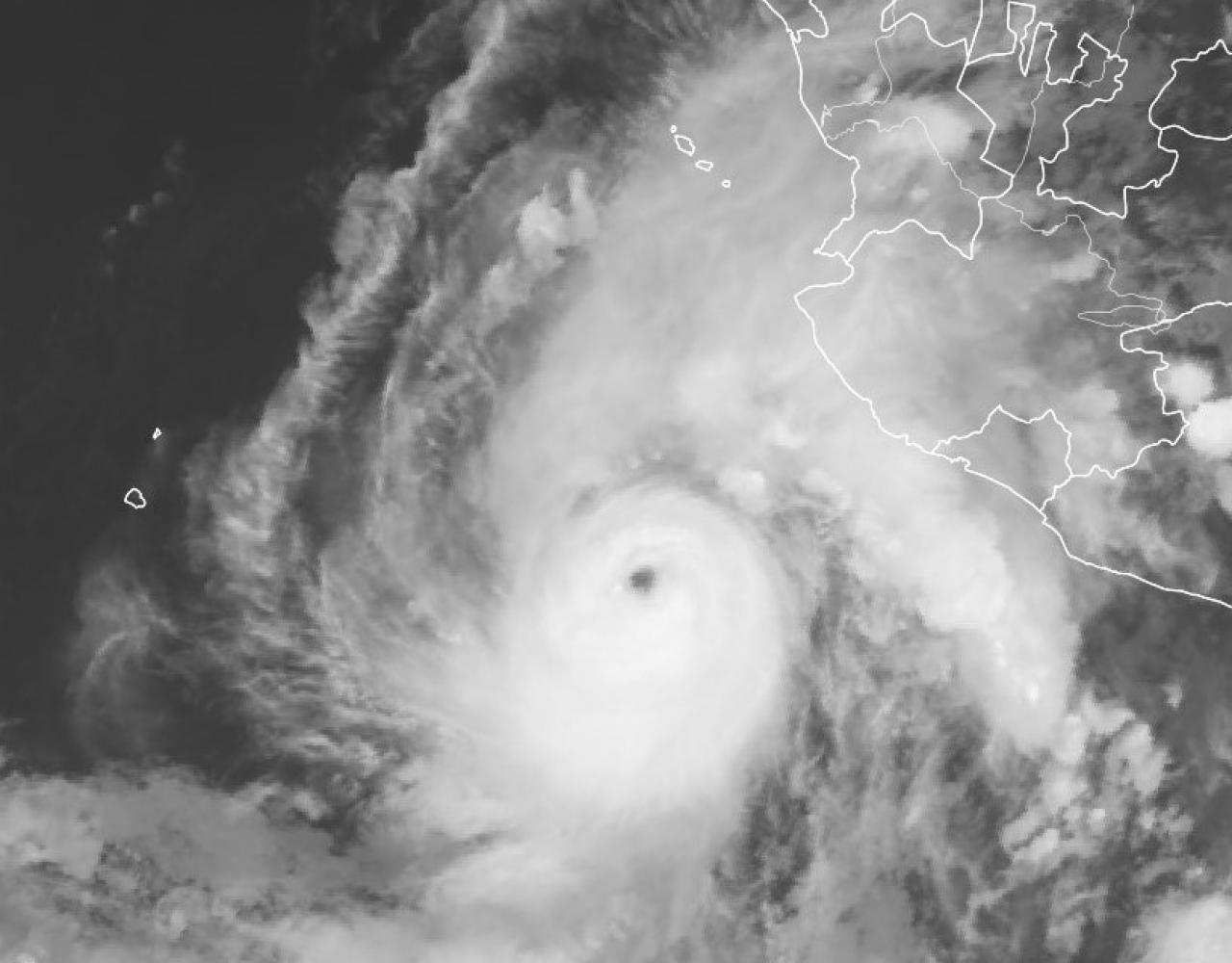 L'uragano Orlene domenica, ormai a due passi dalla costa messicana
