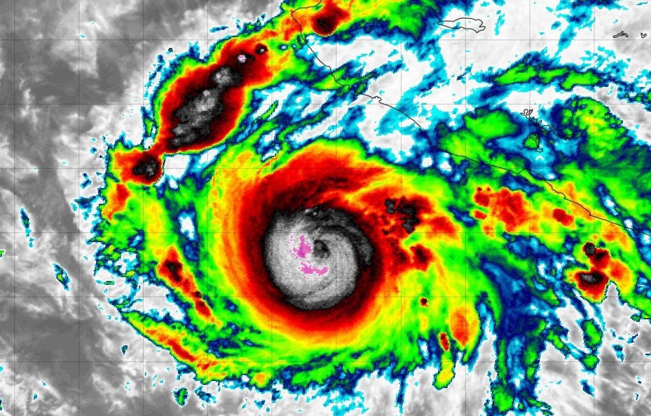 L'uragano Roslyn visto dal satellite