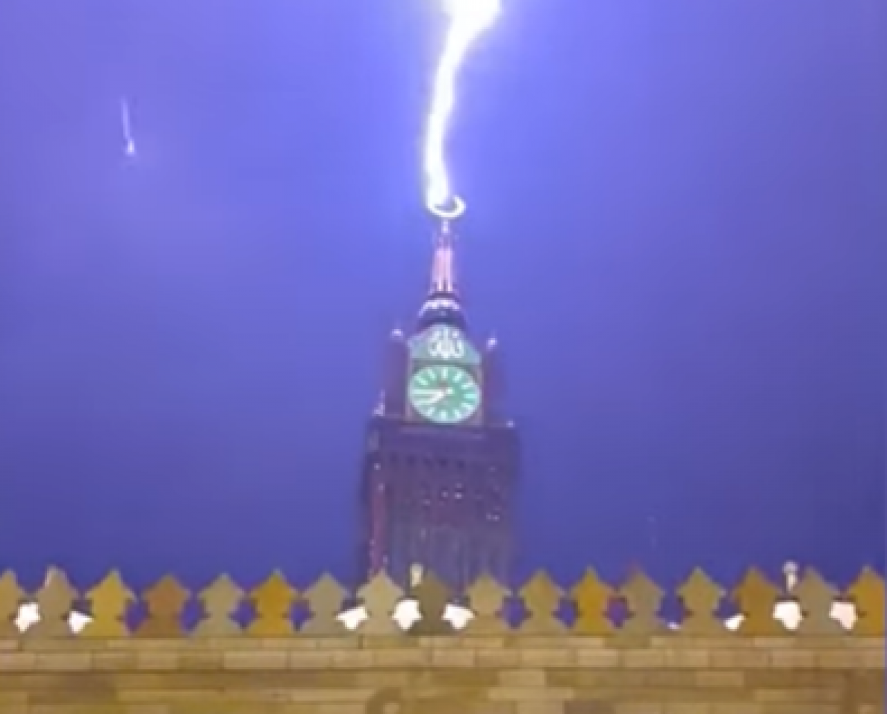 La Mecca, fulmine colpisce la torre dell'orologio dell'hotel Fairmont
