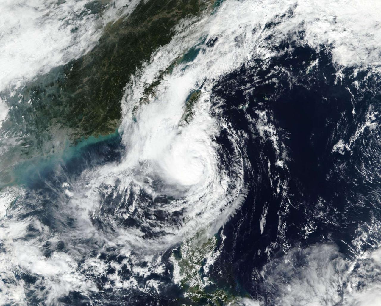 La tempesta Atsani vista dal satellite