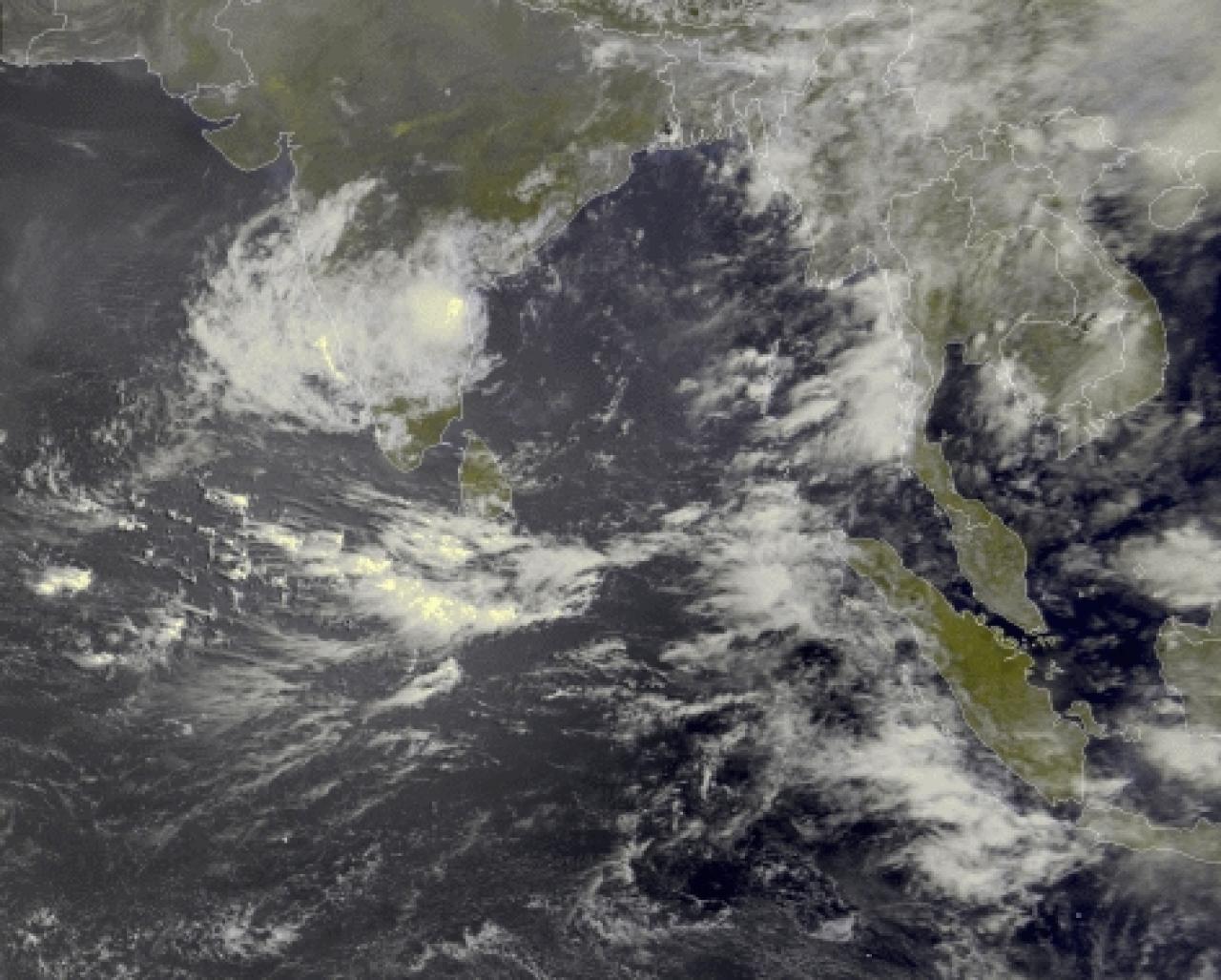 La tempesta tropicale Asani sull'India
