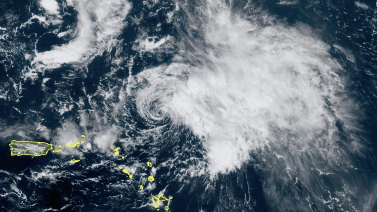 La tempesta tropicale Peter vista dal satellite lunedì