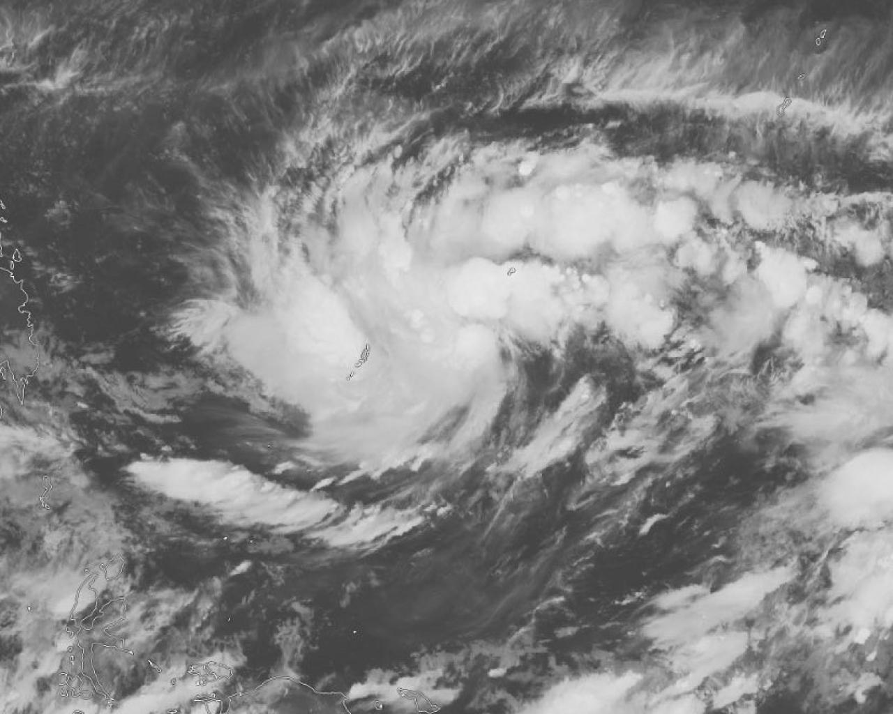 La tempesta tropicale Surigae vista dal satellite