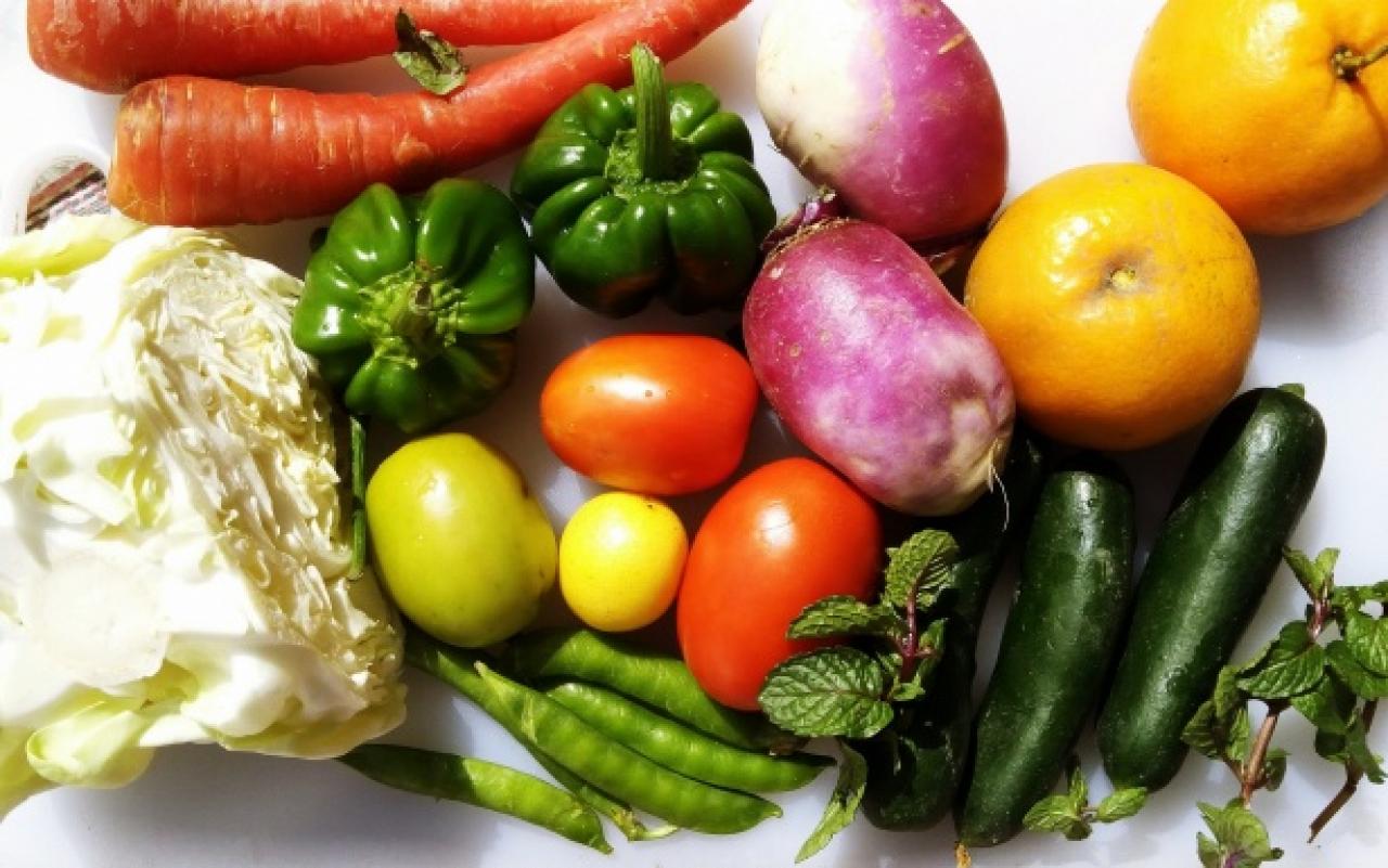 Mangiare molta frutta e verdura, evitare l'eccessivo uso di grassi
