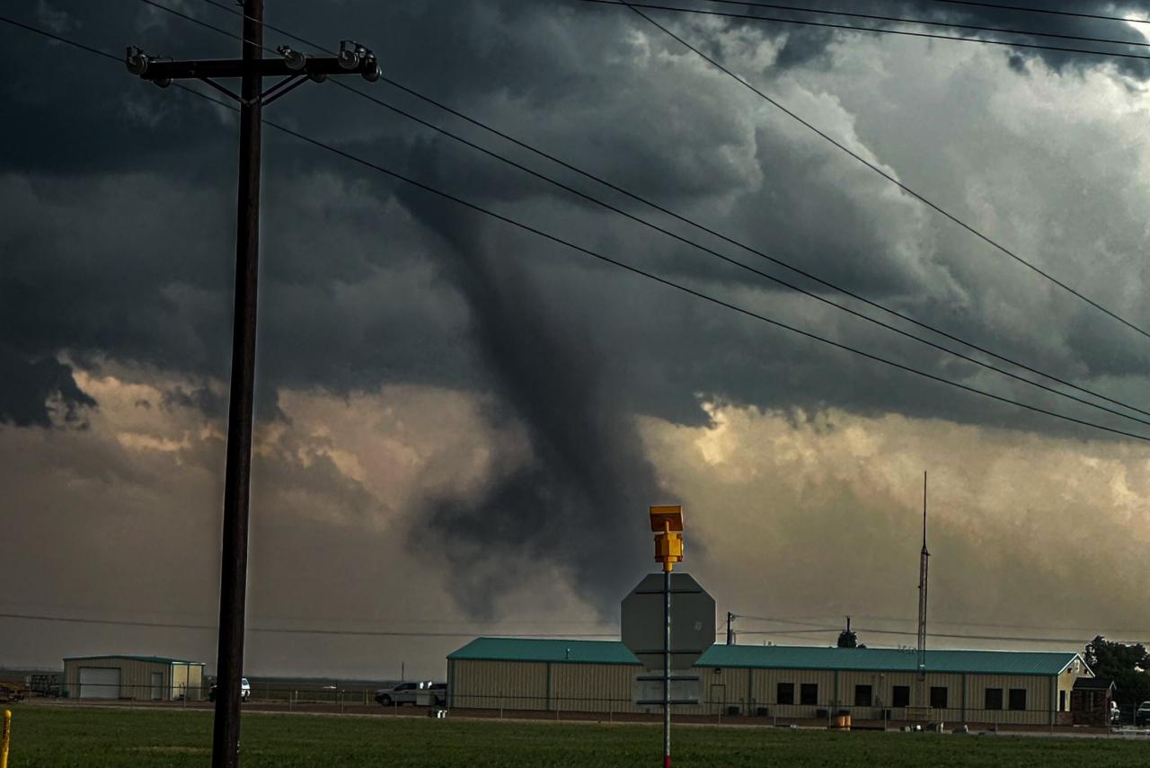 Cronaca meteo. USA, violento tornado in Texas. Tre vittime, decine di