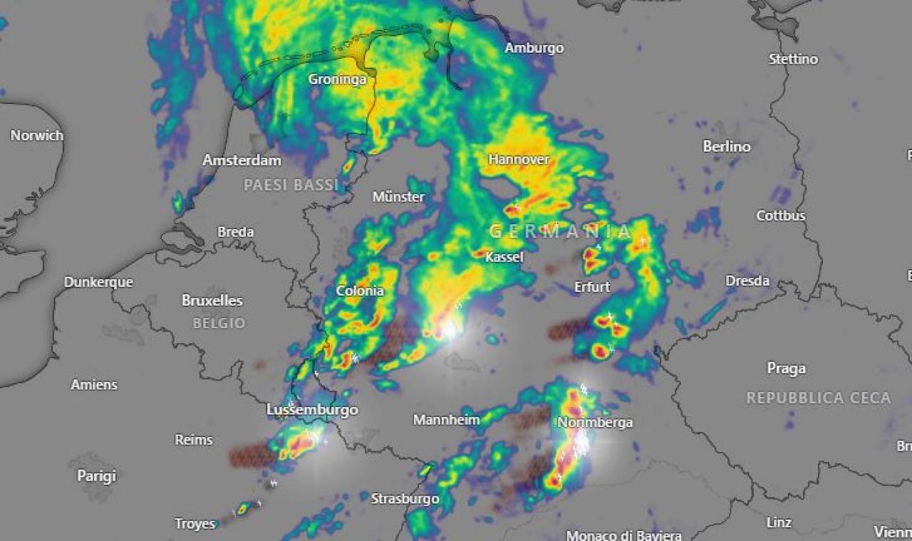 Weather: Extremely bad weather over central Europe, thunderstorms and tornadoes in Germany